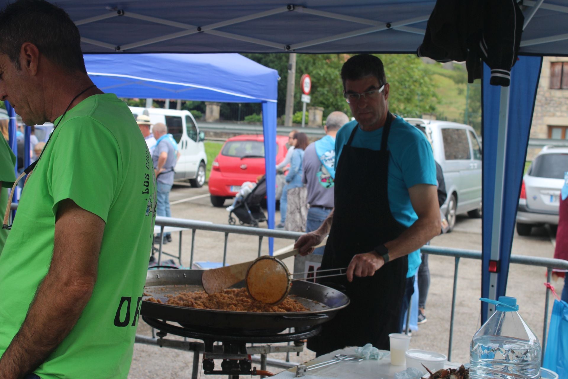 Un peñista elaborando la paella.