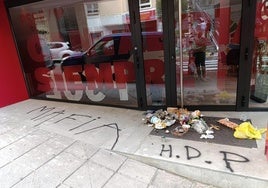 La sede del PSOE ha amanecido con pintadas y restos de basura.