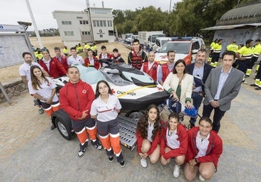 Los socorristas de Cruz Roja que se harán cargo de la vigilancia en las playas de Santander, junto a la alcaldesa, Gema Igual, y Eduardo Castillo, concejal de Protección Ciudadana.