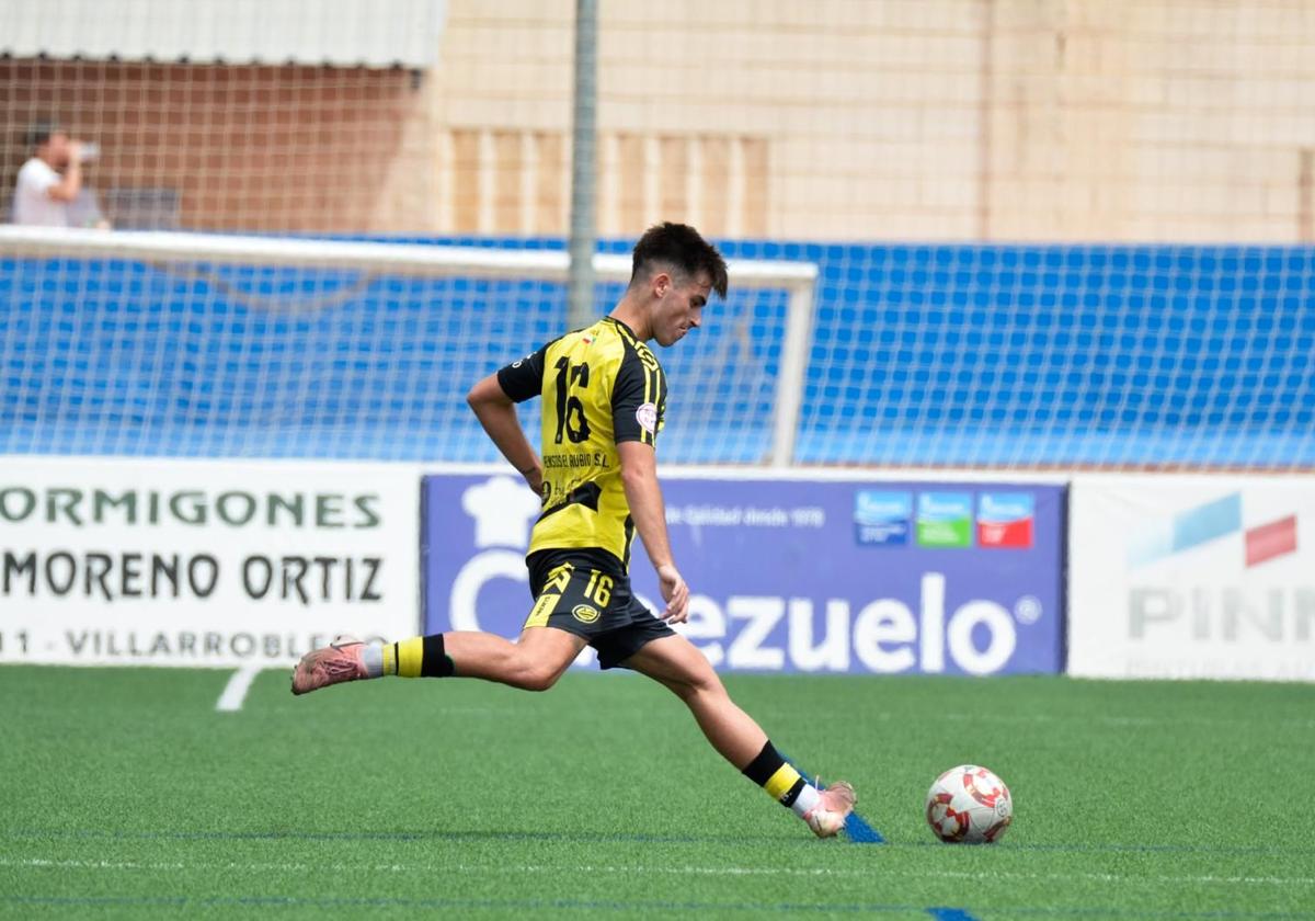 Miguel, del Cayón, se dispone a golpear la pelota.