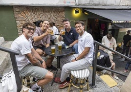 Cervezas a media tarde este jueves en el Pasadizo Zorrilla, de Santander.
