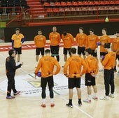 Jacobo Cuétara se dirige a la plantilla del Bathco durante un entrenamiento.