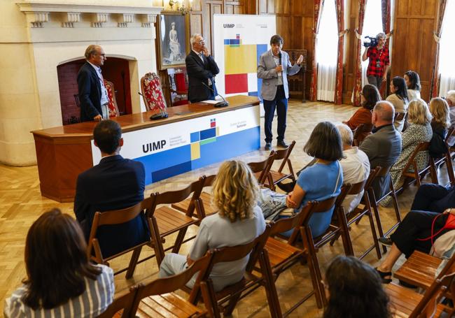 El rector Carlos Andradas en la presentación del acto en el Hall Real.
