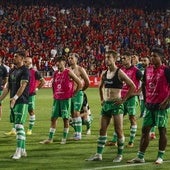 Jugadores del Racing, durante su despedida a la afición sobre el césped de Anduva.