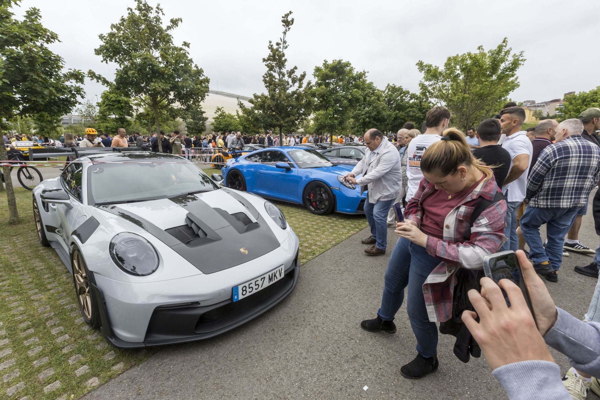 Un hombre fotografía a un Porsche GT3.