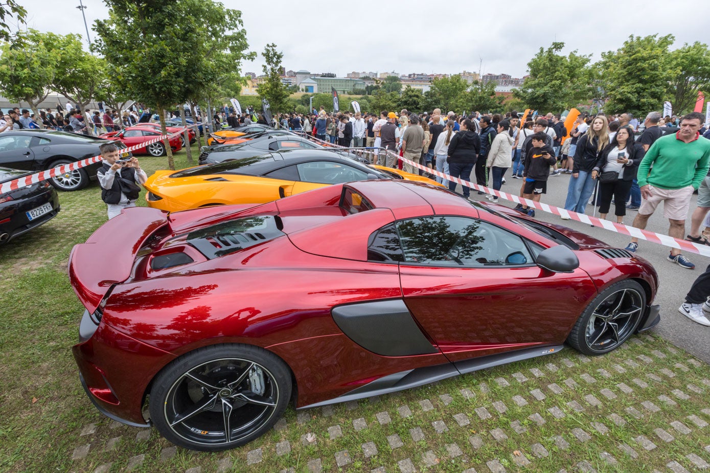 Club de Mclaren de Reino Unido en Las Llamas.
