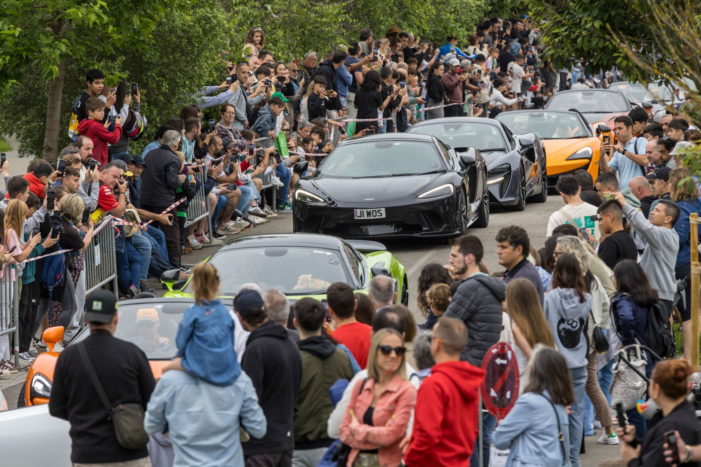 Desfile de todos los modelos Mclaren hacia el paseo por Santander.