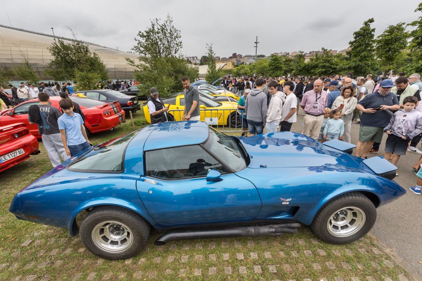 Un Corvette C3, de la década de los 70, atrae las miradas en Santander.