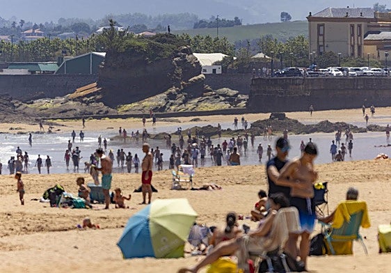 Imagen de archivo de una jornada soleada y de playa en El Sardinero (Santander).