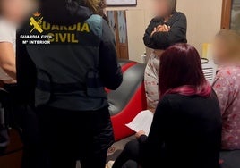 Momento del registro de uno de los pisos en los que entró la Guardia Civil.