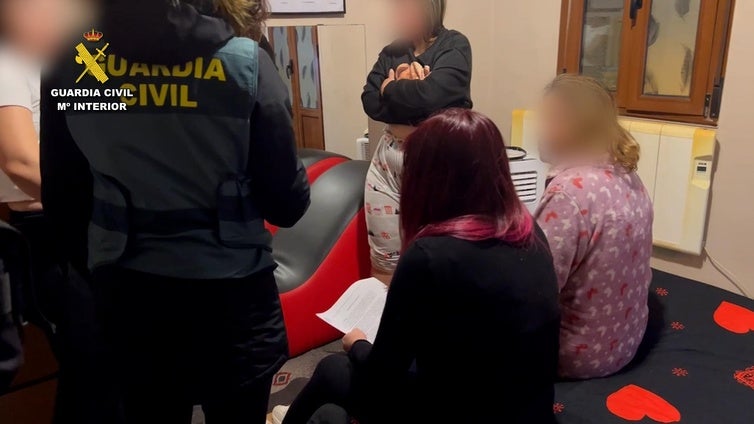 Detenida una familia de Castro Urdiales por obligar a nueve mujeres a prostituirse las 24 horas del día