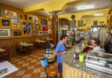 Basi Díaz sirve y charla con un cliente del establecimiento, ayer, en el bar de la Peña Bolística de Torrelavega.