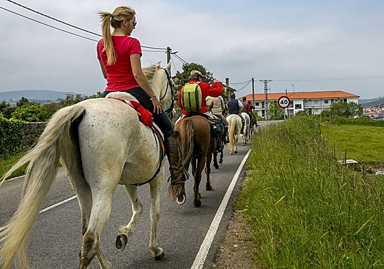 Un grupo de turistas en una excursión a caballo en las cercanías de San Vicente.