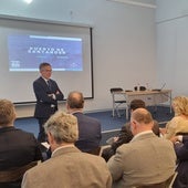 Díaz ante los empresariosde Burgos en su visita al Puerto de Santander.