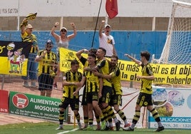 Los jugadores del Cayón celebran el gol del empate en Socuéllamos.