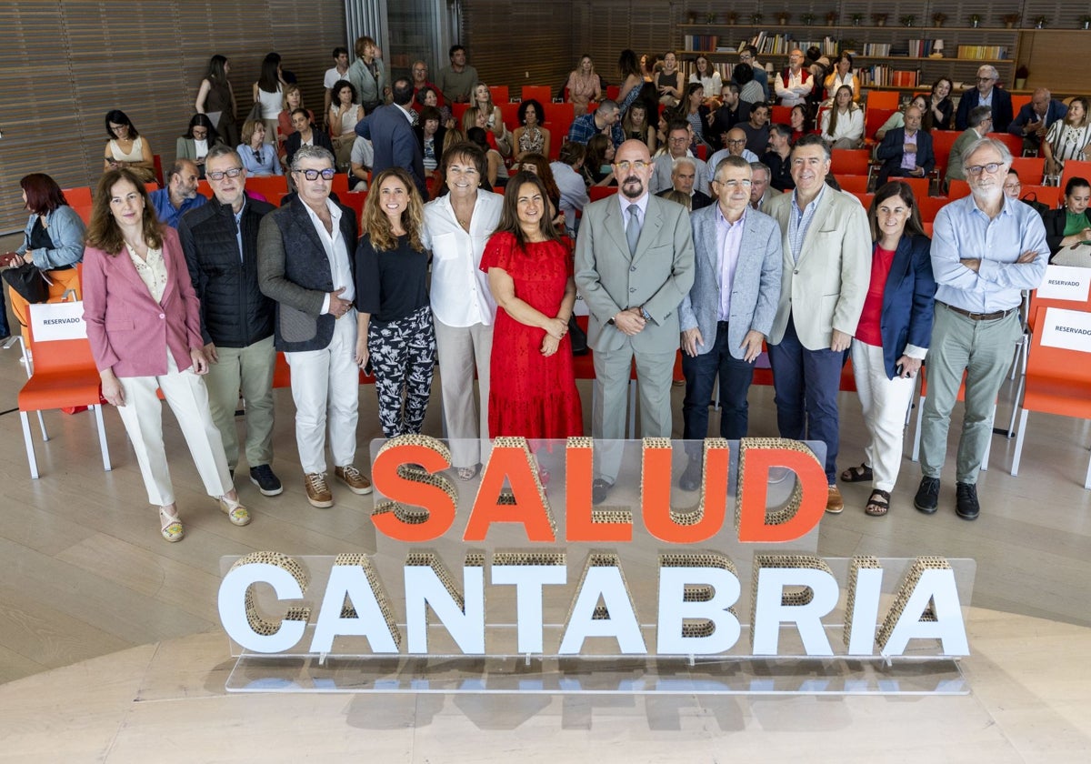 Foto de familia en el auditorio del Centro Botín con los consejeros Begoña Gómez del Río y César Pascual en el centro de la imagen