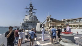 El público visita la 'Cristóbal Colón' en Santander.