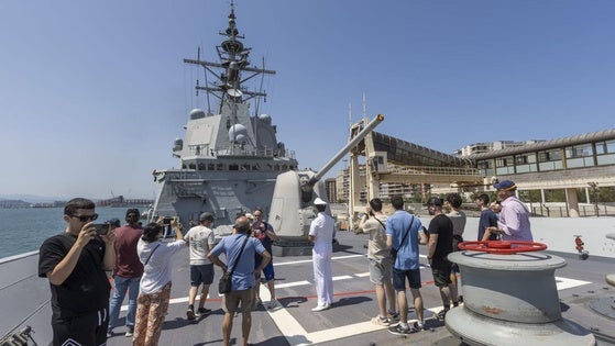 El público visita la 'Cristóbal Colón' en Santander.
