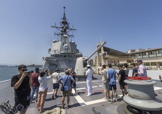 El público visita la 'Cristóbal Colón' en Santander.