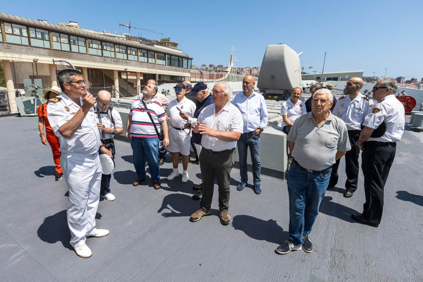 Miembros de la tripulación acompañaron a los visitantes durante el recorrido, tanto en el exterior como en el interior.
