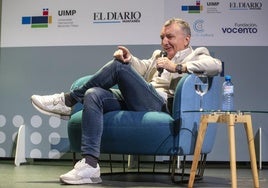 Manuel Vilas, en el Paraninfo de La Magdalena, durante su intervención en los Martes Literarios.