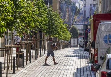Un hombre camina, ayer, por la calle Peña Herbosa, una de las que está incluida en la Zona de Bajas Emisiones de Santander.