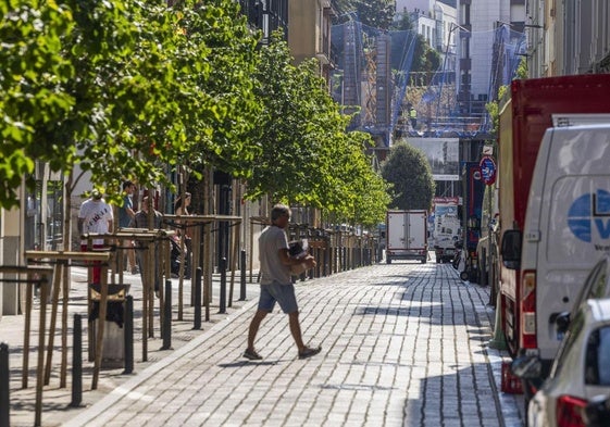 Un hombre camina, ayer, por la calle Peña Herbosa, una de las que está incluida en la Zona de Bajas Emisiones de Santander.