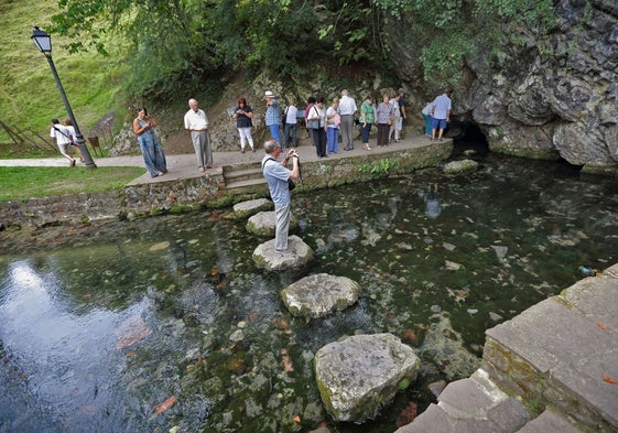 Turistas de visita en La Fuentona de Ruente.