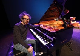 El pianista James Rhodes viaja por primera vez a Cantabria para entrevistar al actor torrelaveguense Antonio Resines.