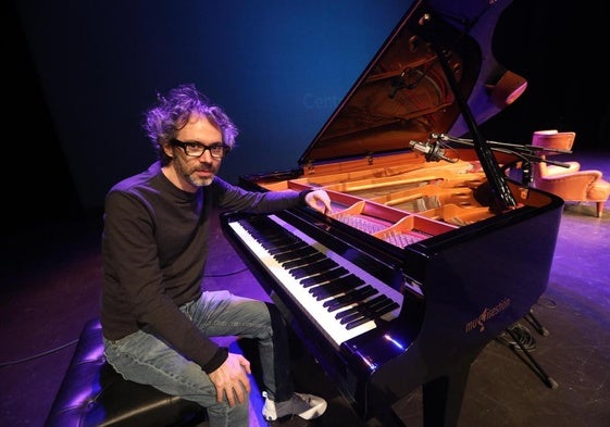 El pianista James Rhodes viaja por primera vez a Cantabria para entrevistar al actor torrelaveguense Antonio Resines.