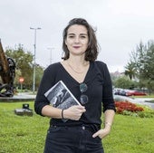 Esther López Calderón con su novela, en la que la autobiografía se mezcla con ficción, algo de ensayo y mucha reflexión.