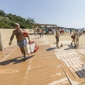 Nuevas pasarelas y grúas adaptadas en la playa de Los Peligros para personas con movilidad reducida.