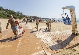 Nuevas pasarelas y grúas adaptadas en la playa de Los Peligros para personas con movilidad reducida.