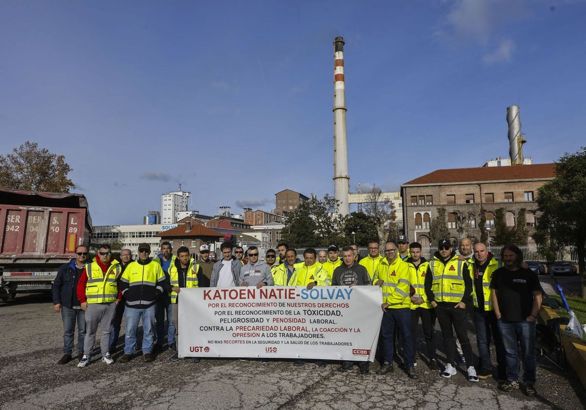 Trabajadores de Katoen Natie, en la entrada a Solvay al inicio de la huelga en diciembre.