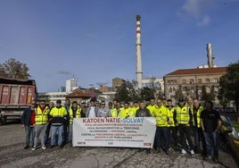 Trabajadores de Katoen Natie, en la entrada a Solvay al inicio de la huelga en diciembre.