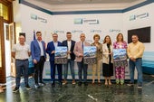 Los organizadores posan con los responsables del Ayuntamiento de Santander y el consejero de Fomento