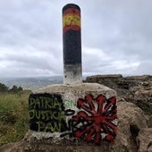El vértice geodésico de La Picota con las pintadas de simbología falangista.