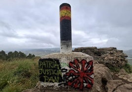 El vértice geodésico de La Picota con las pintadas de simbología falangista.