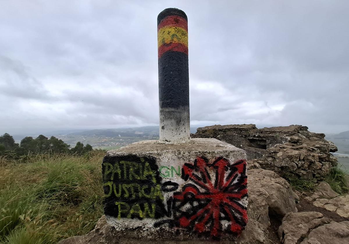 El vértice geodésico de La Picota con las pintadas de simbología falangista.