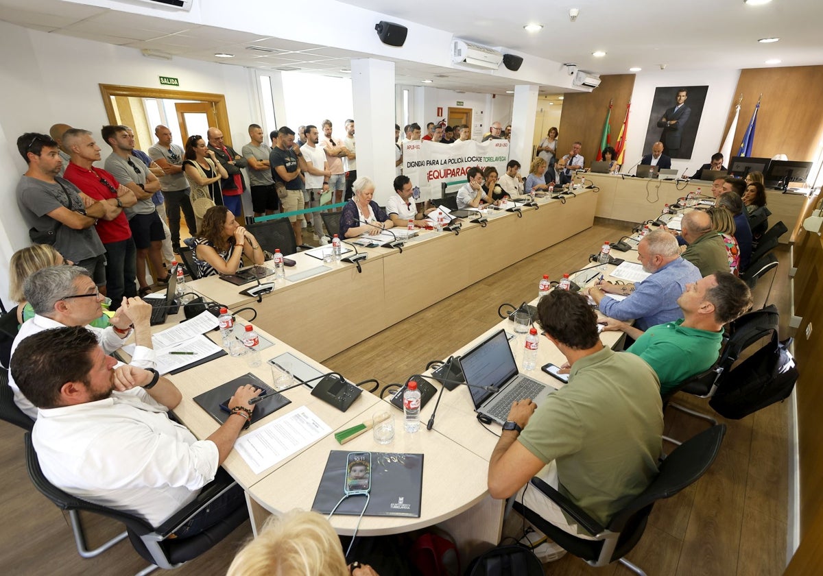 Una representación de la plantilla de la Policía Local movilizada, este miércoles, durante el desarrollo de la sesión celebrada en Baldomero Iglesias.