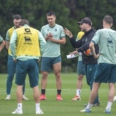José Alberto da instrucciones a sus futbolistas en uno de los últimos entrenamientos de la temporada.