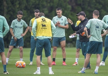 José Alberto da instrucciones a sus futbolistas en uno de los últimos entrenamientos de la temporada.