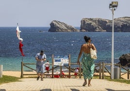 El baño en la playa de San Juan de la Canal está prohibido durante el día de hoy.