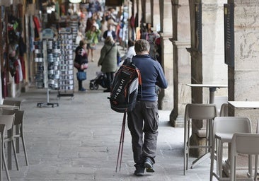 Un peregrino por las calles de Potes.