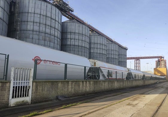 Vagones operados por Cobasa saliendo de la Terminal Agroalimentaria de Santander.