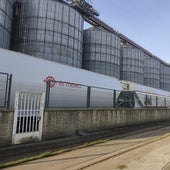 Vagones operados por Cobasa saliendo de la Terminal Agroalimentaria de Santander.