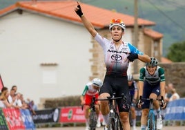 BenjamínNoval celebra su triunfo en la primera etapa.