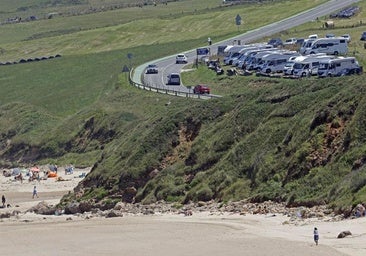 Área de autocaravanas a pie de playa en la carretera que une San Vicente de la Barquera y Gerra
