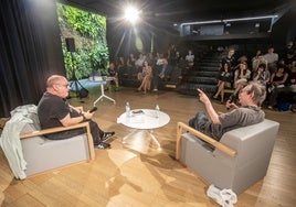 El periodista Guillermo Balbona y el artista Eduardo Gruber, durante su ponencia.