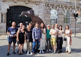 Cantabristas «saca a pasear» una rata gigante para denunciar la «suciedad» en Santander